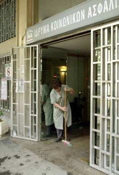 Αθλιες συνθήκες δουλειάς διαμορφώνουν οι εργολάβοι στα συνεργεία καθαρισμού που λυμαίνονται το Δημόσιο και τον ευρύτερο δημόσιο τομέα