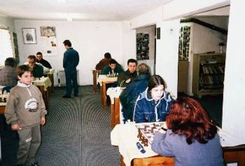 Δημήτρης Κοσμάς - Λέκκας. Σκακιστικό ταλέντο από τα 4 χρόνια του, μαθητής του γράφοντος στο 23ο Δημοτικό Σχολείο και σκακιστής του Συλλόγου Αιγυπτιωτών (όρθιος αριστερά). Στην ένθετη φωτογραφία νικητής των Νεανικών Αττικής!
