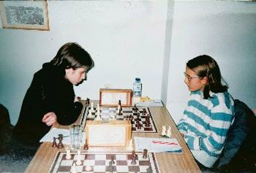 Μέσα στην πρώτη 10άδα του ελληνικού γυναικείου σκακιού σε απόδοση ΕΛΟ Ιουλία Μάκκα (δεξιά) και Αλεξάνδρα Στείρη. Ισχυρές και έμπειρες σε διεθνείς αγώνες από μικρή ηλικία!
