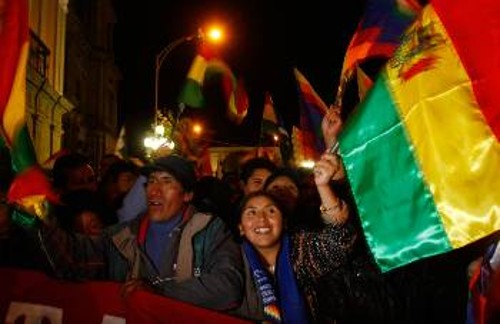 Οπαδοί του Ε. Μοράλες πανηγυρίζουν για την έγκριση του νέου Συντάγματος