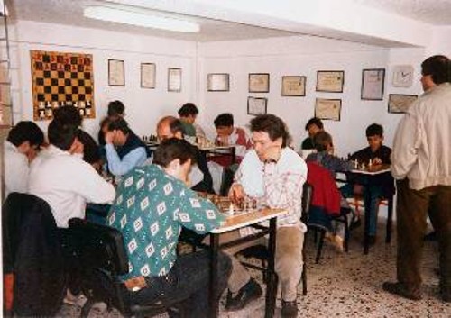 Σκέψη, οργάνωση, τάξη, αλλά και διεκδίκηση για τη νίκη. Μόνο θετικά στοιχεία θα βρει η νεολαία στο σκάκι!