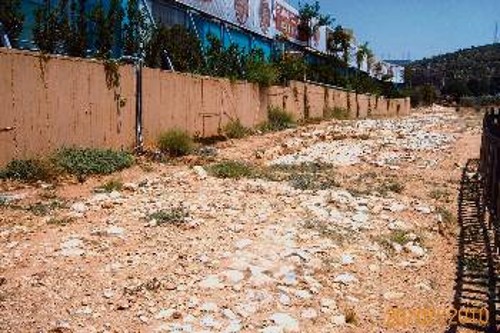 Το τμήμα της αρχαίας Ιεράς Οδού που σώζεται μέχρι σήμερα. Αριστερά, διακρίνονται οι εγκαταστάσεις του «Copa Copana»