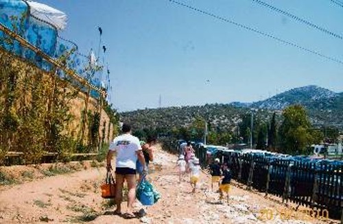 Οι επισκέπτες, για να φτάσουν στις «νεροτσουλήθρες» πρέπει να περάσουν από τα αρχαία. Δεξιά πάρκινγκ, αριστερά «νεροτσουλήθρες»...
