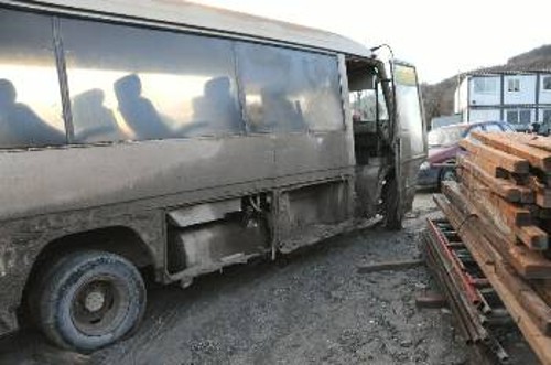 Το λεωφορείο που μεταφέρει το προσωπικό είναι ενδεικτικό της «ποιότητας» των μέτρων ασφάλειας, καταγγέλλουν οι εργαζόμενοι
