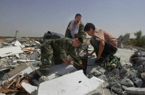 Προσπαθώντας να διασώσουν ό,τι μπορούν μέσα από τα ερείπια