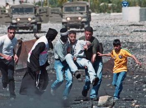 Διαδηλωτές μεταφέρουν τον τραυματισμένο σύντροφό τους