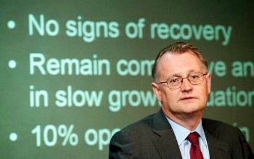 Ο πρόεδρος της «Ερικσον», ενώ ανακοινώνει τις καινούριες απολύσεις