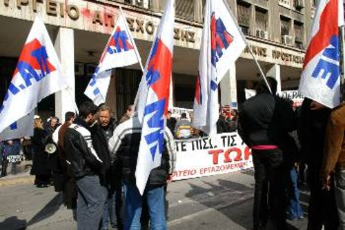 Από τη χτεσινή κινητοποίηση έξω από το υπουργείο Απασχόλησης, κατά τη διάρκεια της τριμερούς συνάντησης