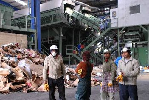 Χαρακτηριστική περίπτωση «πράσινης μπίζνας» είναι οι επιχειρήσεις ανακύκλωσης, όπου οι εργοδότες βγάζουν τεράστια κέρδη από την εκμετάλλευση Ελλήνων και μεταναστών. Τέτοιες επιχειρήσεις θέλει να πριμοδοτήσει το ΠΑΣΟΚ