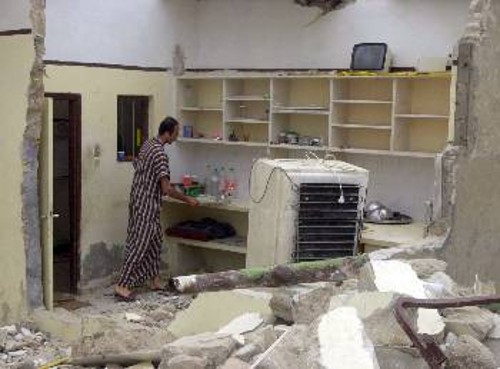 Παλαιστίνιος προσπαθεί να φτιάξει τσάι σε ό,τι απόμεινε από την κουζίνα του μετά την ισραηλινή επιδρομή