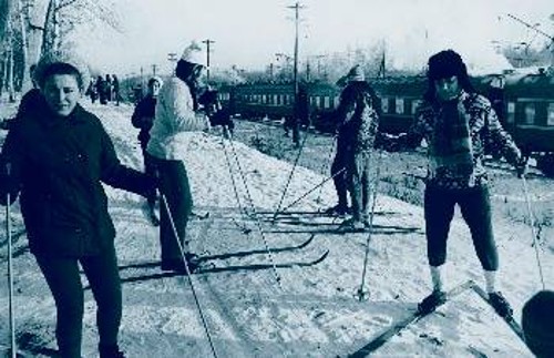 Το τρένο της υγείας αποβίβασε εκδρομείς σε μια πόλη 40 χιλιόμετρα από τη Μόσχα, για να χαρούν το αγαπημένο τους σπορ (1973)