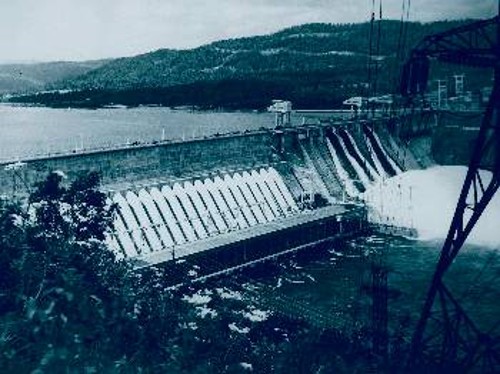Υδροηλεκτρικός Σταθμός στον ποταμό Γιενισέι στο Κρασναγιάρσκ. Οι 12 μηχανές του είναι ικανές να αποδίδουν 20 δισεκατομμύρια κιλοβατώρες το χρόνο (φωτογραφία του 1973)
