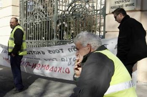 Η πολιτική που βάζει, π.χ., τον οικοδόμο να δουλεύει (φωτ. κινητοποίηση μετά από θανατηφόρο «ατύχημα» στα έργα του Μετρό της Θεσσαλονίκης) μέχρι τα γεράματα είναι η ίδια που ακόμα και τον έλεγχο της υγείας τον μετατρέπει σε εμπόρευμα