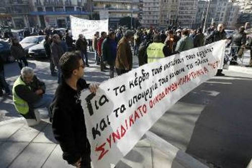 «Για τα κέρδη τους σκοτώνουν τους εργάτες και τα υπουργεία τους κάνουνε τις πλάτες», γράφει το πανό των εργαζομένων στο εργοτάξιο του ΜΕΤΡΟ στη Θεσσαλονίκη