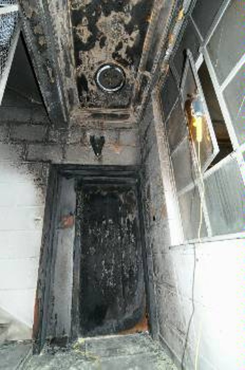 Η πόρτα της εισόδου στα γραφεία του «Ρ», στον 1ο όροφο, μετά την έκρηξη