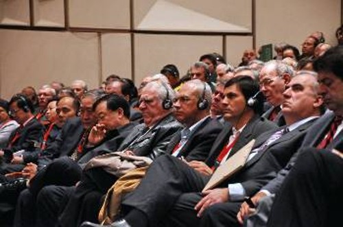Οι ξένες αντιπροσωπείες ενώ παρακολουθούν τις εργασίες του Συνεδρίου