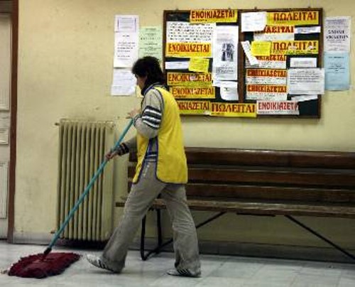 Εκατοντάδες γυναίκες δουλεύουν στα συνεργεία καθαρισμού μέσα σε συνθήκες τρομοκρατίας, με ανύπαρκτα μέτρα προστασίας για την υγεία τους