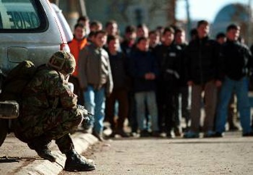 Βρετανός ΝΑΤΟικός περιμένοντας φασαρίες από αλβανόφωνους σε μια γέφυρα στη Μιτροβίτσα