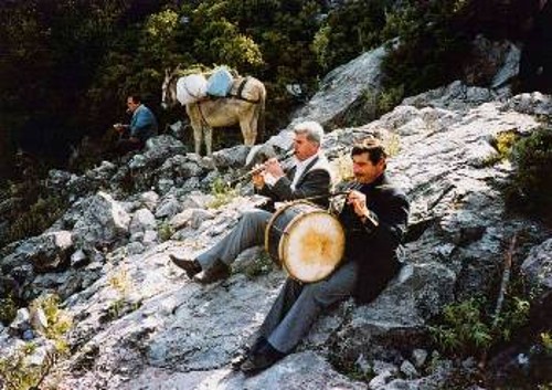 «Μουσικό διάλειμμα» κατά την επιστροφή από τον Αϊ- Γιώργη, στο Κάστρο του Μελέ