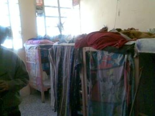 Στην πτέρυγα Ε κρατούνται κυρίως αλλοδαποί που προορίζονται για απέλαση. Σε αυτά τα κρεβάτια στοιβάζονται ο ένας πάνω στον άλλο