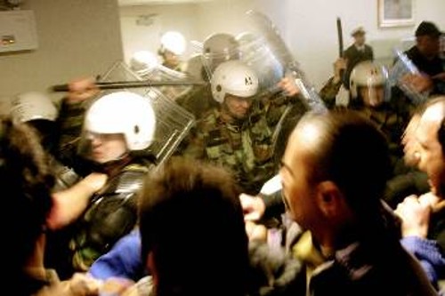 Δυνάμεις καταστολής είχαν ταμπουρωθεί μέσα στο ΥΕΝ και επιτέθηκαν στους εργάτες με ρόπαλα και δακρυγόνα