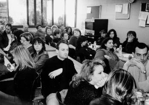 Από τη χθεσινή εκδήλωση. Πάνω, η συνδικαλίστρια απο τη Συρία