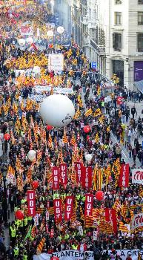 Από πρόσφατη μεγάλη κινητοποίηση στη Βαρκελώνη της Ισπανίας ενάντια στις συνέπειες της καπιταλιστικής κρίσης