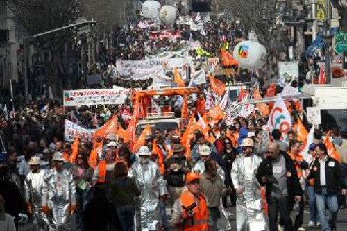 Από παλιότερη διαδήλωση χαλυβουργών στη Γαλλία, ενάντια στις απολύσεις στον κλάδο