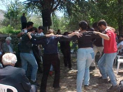 Στα στέκια των μαχητών του Δημοκρατικού Στρατού στήσανε χορό...