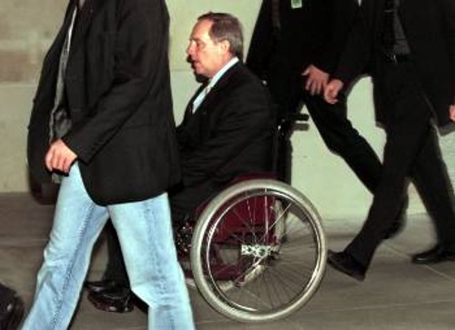O B.Σοιμπλε καθώς εισερχεται στο Γερμανικό κοινοβούλιο
