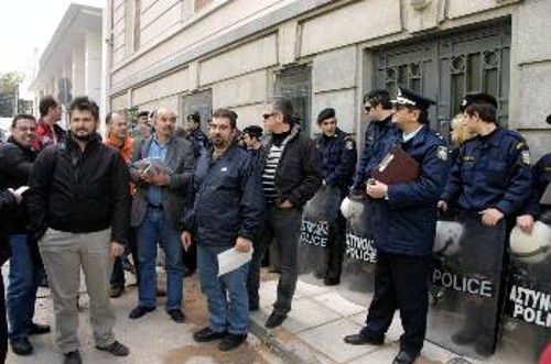 Ισχυρές αστυνομικές δυνάμεις υποδέχτηκαν τους συνδικαλιστές, έξω από την έδρα των βιομηχάνων