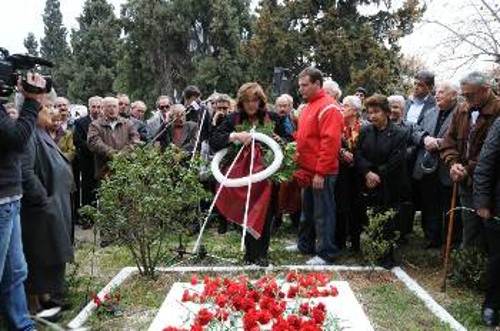 Η Ελπίδα Παντελάκη, μέλος της ΚΕ του ΚΚΕ και Γραμματέας της ΚΟΠ καταθέτει στεφάνι στο τάφο του Νίκου Μπελογιάννη