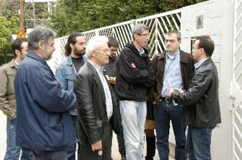 Η αντιπροσωπεία του ΚΚΕ και της ΚΝΕ έξω από την Τσέχικη Πρεσβεία
