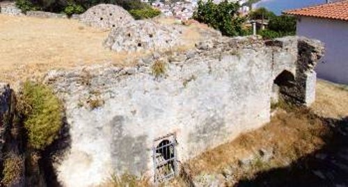 Τα ετοιμόρροπα λουτρά δίπλα στο Βεζίρ τζαμί στη Ναύπακτο