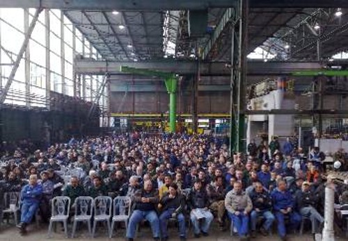 Για μια ακόμη φορά, η πλειοψηφία του Σωματείου προσπαθεί να κοροϊδέψει και να ρίξει στάχτη στα μάτια των εκατοντάδων εργαζομένων στο Ναυπηγείο Σκαραμαγκά (φωτ. από παλιότερη Γενική Συνέλευση)