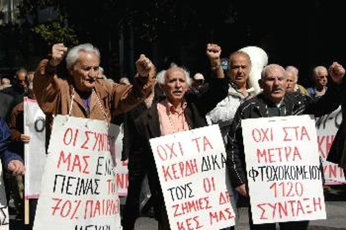 Το 25% περίπου των συνταξιούχων ζουν κάτω από τα στατιστικό όριο της φτώχειας. Για όλους αυτούς η κυβέρνηση δεν δίνει δεκάρα τσακιστή