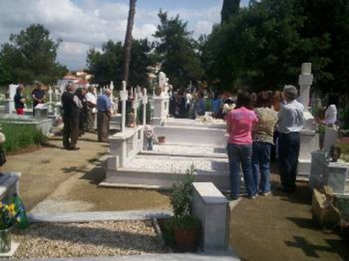 Η αναβίωση του ταφικού ποντιακού εθίμου από μέλη του Πολιτιστικού Συλλόγου Ποντίων Θρυλορίου