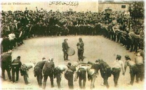 Ιστορική φωτογραφία, που απεικονίζει ποντιακό χορό