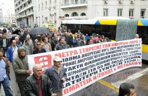 Η ομάδα των διαδηλωτών που βρέθηκαν στο κέντρο της Αθήνας, την ώρα που συνάδελφοί τους καταλάμβαναν τα καταστήματα του ΟΑΕΔ