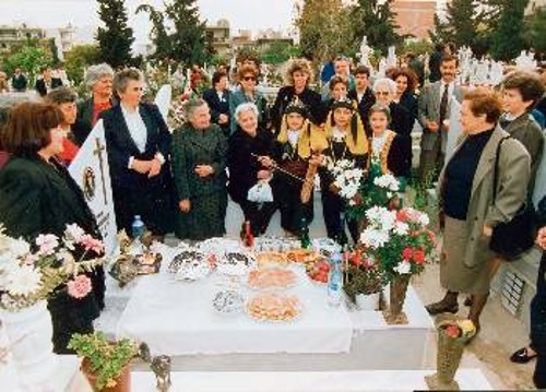 Στιγμιότυπο από εκδήλωση Ποντίων, την Κυριακή του Θωμά, στα Σούρμενα