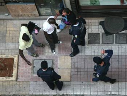 Στην ένταση της καταστολής σε βάρος των μεταναστών στοχεύει το κυβερνητικό νομοθέτημα