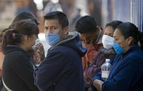 Συγγενείς άτυχης κοπέλας, που πέθανε χτες από την γρίπη των χοίρων στην πόλη του Μεξικού