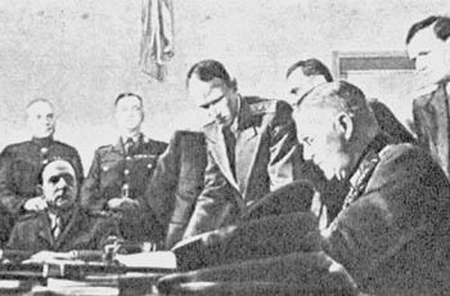 Κάρλσχορστ, 8 Μάη 1945. Ο στρατάρχης Κάιτελ υπογράφει την Πράξη για την άνευ όρων συνθηκολόγηση της Γερμανίας