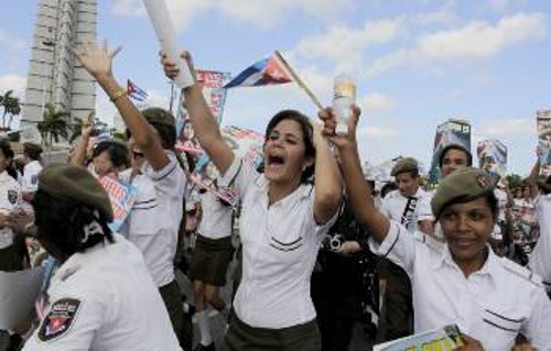 Ο κουβανικός λαός και η μαχητική του νεολαία διαδήλωσαν άλλη μια φορά με αφορμή την Εργατική Πρωτομαγιά απαιτώντας την απελευθέρωση των 5 Κουβανών πατριωτών