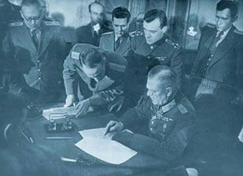 Ο στρατάρχης Κάιτελ υπογράφει την Πράξη για τη χωρίς όρους συνθηκολόγηση της Γερμανίας ενώπιον των αντιπροσώπων των Ενόπλων Δυνάμεων των χωρών της αντιχιτλερικής συμμαχίας