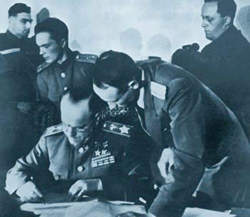 Ο Γκ. Ζούκοφ υπογράφει το κείμενο για άνευ όρων συνθηκολόγηση της Γερμανίας 