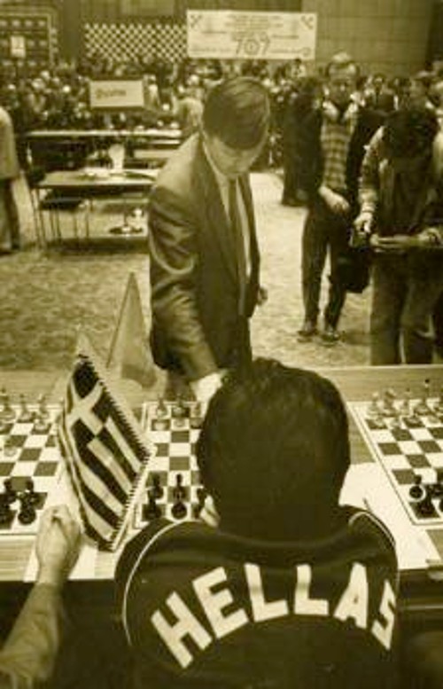 Ο Ανατόλι Κάρποβ σε παλιότερο «Σιμουλτανέ» (κυκλικό μαμούθ!). Στο στιγμιότυπο, αντιμετωπίζει Ελληνα από την Τασκένδη!