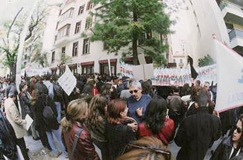Από την κινητοποίηση των συμβασιούχων έξω από το ΥΠΠΟ στις αρχές του Απρίλη