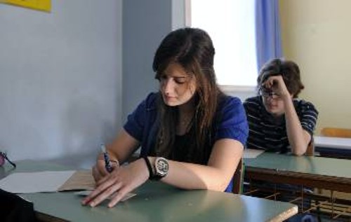 Λένε ψέματα όσοι ισχυρίζονται ότι θα αποσυνδέσουν το Λύκειο από τις εξετάσεις και θα απαλλάξουν τις λαϊκές οικογένειες από τα βάρη