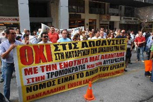 Στριμωγμένη είναι η εργοδοσία αφού τα σχέδιά της «σκοντάφτουν» στην αποφασιστικότητα και την ενότητα των εργαζομένων